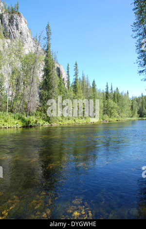 Scogliere sulle rive del fiume. Foresta vergine di Komi, taiga nella cresta Chernyshov. Foto Stock