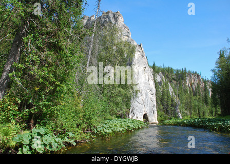 Scogliere sulle rive del fiume. Foresta vergine di Komi, taiga nella cresta Chernyshov. Foto Stock