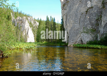 Rocce sul fiume Big Sarjuga. Foresta vergine di Komi, taiga nella cresta Chernyshov. Foto Stock