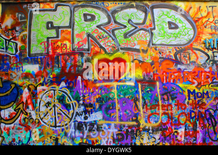 Coloratissimo graffito presso il famoso Muro di John Lennon a Praga Repubblica Ceca, Europa Foto Stock