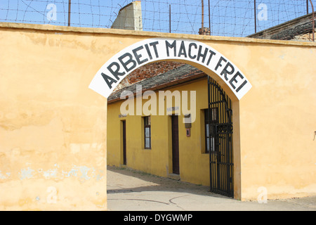 "Arbeit macht frei' firmare all'entrata della piccola fortezza di Terezin il campo di concentramento nei pressi di Praga, Repubblica Ceca Foto Stock