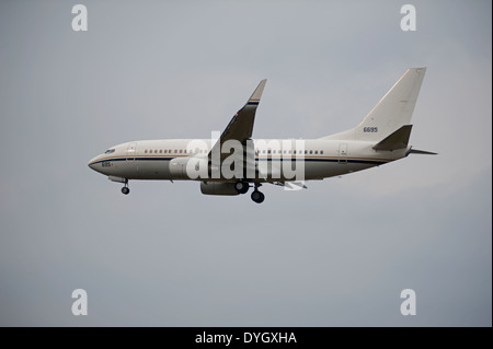 Marina degli Stati Uniti C40un clipper di supporto /passeggero per il trasporto di merci gli aeromobili in avvicinamento RAF Lossiemouth. SCO 9049. Foto Stock