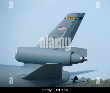 Pinna di coda e il terzo motore di un USAF KC10 aerei cisterna. SCO 9053 Foto Stock