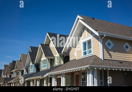 Fila di case cittadine moderne a Vancouver in Canada Foto Stock