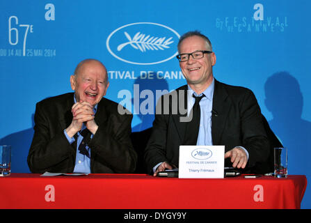 Parigi, Francia. Xvii Apr, 2014. Gilles Jacob (L), presidente del Festival di Cannes e Thierry Fremaux, delegato generale del Festival di Cannes, partecipare a una conferenza stampa per annunciare la selezione dei film in competizione, a Parigi, Francia, 17 aprile 2014. La 67th Cannes Film Festival si svolgerà dal 14 maggio al 24 con 18 film in competizione per il primo premio La Palme d'Or. Credito: Chen Xiaowei/Xinhua/Alamy Live News Foto Stock