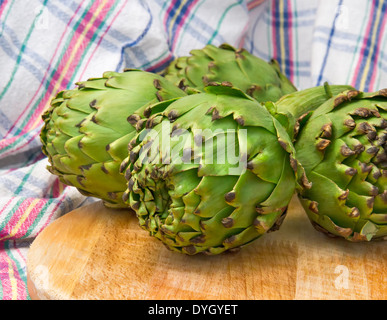 Carciofi sul bordo di taglio Foto Stock