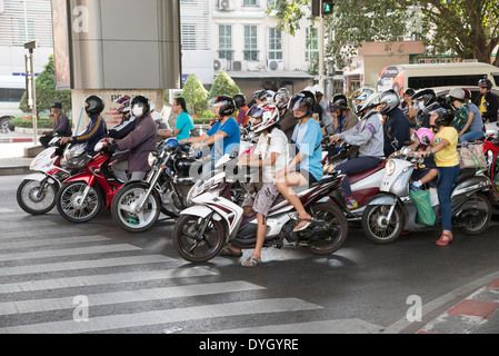 Scooteristi a Bangkok in Tailandia Foto Stock