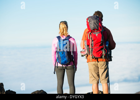 Due escursionisti rilassante godendo la meravigliosa vista dalla cima della montagna. Guardando verso il cratere del vulcano. Foto Stock