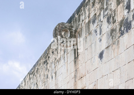 Anello di pietra si trova a 9 m (30 ft) al di sopra del pavimento del Grande Ballcourt in Chichen Itza, Messico. Foto Stock