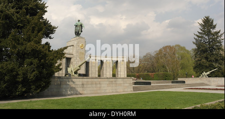 Sunny pioggia nuvole per la visualizzazione di due obici nella parte anteriore del soldato statua dorata di STOA, guerra sovietica Memorial, Strasse des 17 Juni, Berlino Foto Stock