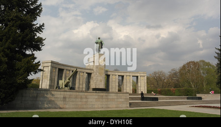 Grigio soleggiata vista cielo obice pistola nella parte anteriore del gruppo di lavoro STOA dorato con statua soldato sovietico War Memorial, Strasse des 17 Juni, Berlino Foto Stock