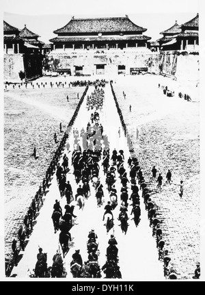 Truppe straniere entrando in Beijing in Cina durante la ribellione del pugile, circa 1900 Foto Stock