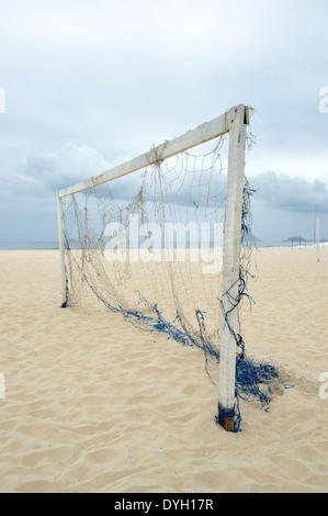 Svuotare il vecchio calcio net sulla spiaggia di Rio de Janeiro in Brasile con stormy nuvoloso meteo Foto Stock