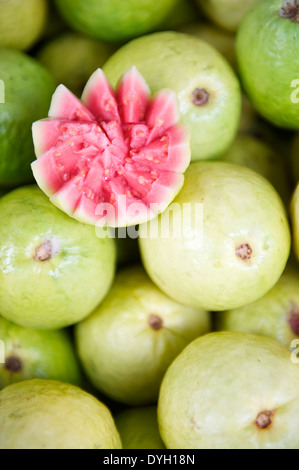 Fresh cut guaiava goiaba sul display al brasiliano di mercato degli agricoltori a Rio de Janeiro in Brasile Foto Stock