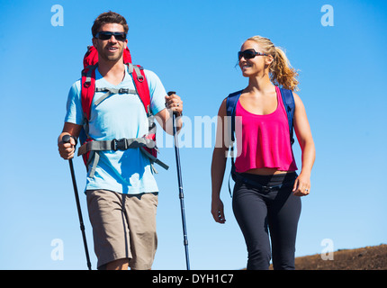 Godendo gli escursionisti a piedi sul fantastico sentiero di montagna. Con lo zaino in spalla Vulcano Haleakala, vista incredibile. Paio di trekking. Foto Stock