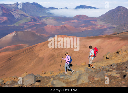 Godendo gli escursionisti a piedi sul fantastico sentiero di montagna. Con lo zaino in spalla Vulcano Haleakala, vista incredibile. Paio di trekking. Foto Stock