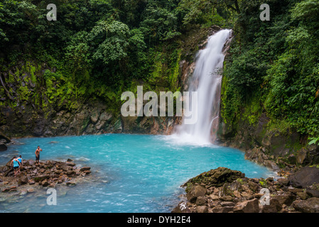 Firma acqua turchese presso la cascata del Rio Celeste, Tenorio Il Parco Nazionale del Vulcano, Costa Rica. Foto Stock