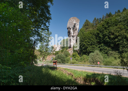 Maczuga Herkulesa (Hercules Club Rock) e Pieskowa Skala Castello Reale, Polonia meridionale Foto Stock