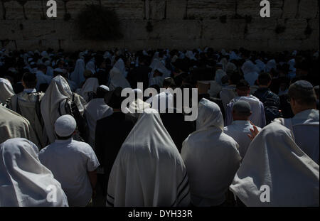 (140418) -- Gerusalemme, 18 aprile 2014 (Xinhua) -- Ebrei pregare presso il Muro occidentale nella città vecchia di Gerusalemme, il 17 aprile 2014. La Pasqua è un importante biblicamente derivati festival ebraico celebrato dal 14 aprile al 21 aprile di quest'anno. Il popolo ebraico celebrare la Pasqua come una commemorazione della loro liberazione oltre 3.300 anni fa da Dio dalla schiavitù in Egitto che era governata dai faraoni e le loro libertà come una nazione sotto la guida di Mosè. Essa commemora la storia dell'Esodo come descritto nella Bibbia ebraica e soprattutto nel libro dell Esodo, in cui gli Israeliti erano Foto Stock