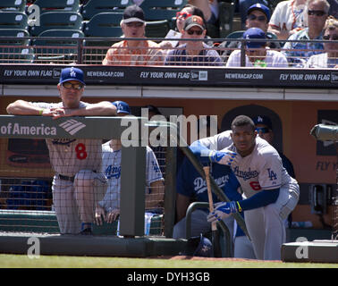 San Francisco, California, Stati Uniti d'America. Xvii Apr, 2014. Los Angeles Dodgers diritto fielder Yasiel Puig (66) attende il suo turno di bat vicino alla mangiatoia Don Mattingly nel primo inning giovedì 17 aprile 2014 a San Francisco, California. Credito: Jose Luis Villegas/Sacramento Bee/ZUMAPRESS.com/Alamy Live News Foto Stock