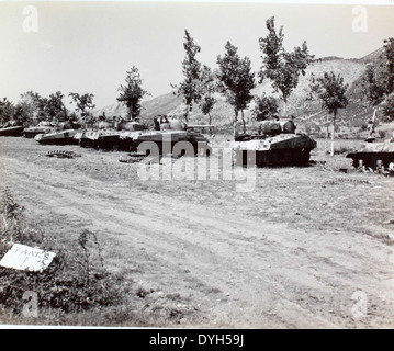 Questa foto di Erickson AL16 mostra un B-24 Liberator che sorvola l'Italia durante la seconda guerra mondiale, con un focus sul carro armato M4 Sherman, che era un veicolo critico per le forze alleate durante la guerra. Foto Stock