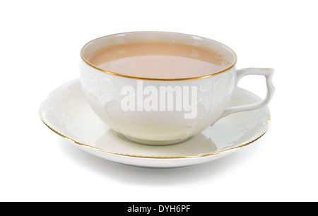 Tè con latte in porcellana antica tazza isolata su sfondo bianco. Tazza in porcellana con piattino con delicate strutture di rilievo. Foto Stock