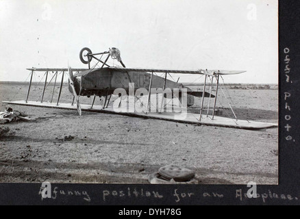 Questa immagine dell'album 19 mostra il Curtiss JN-4 Jenny, un biplano utilizzato durante la prima guerra mondiale per addestrare piloti e ricognizione. La Jenny fu fondamentale nello sviluppo della prima aviazione militare statunitense. Foto Stock