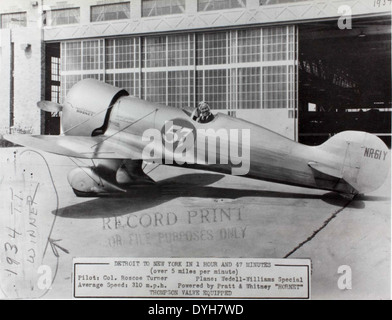 Il Wedell-Williams Racer, noto per il suo motore Hornet, era un pilota aereo di spicco, sviluppato da Jimmy Wedell e dalla Wedell-Williams Air Service Corporation. L'aereo, inclusi modelli come il Wedell-Williams 44 e il Macmillan Ring Free Special, era alimentato da motori Pratt & Whitney come l'R-1690 Hornet. È stato utilizzato nelle competizioni aeree e ha giocato un ruolo significativo nella storia delle prestazioni dell'aviazione. Foto Stock