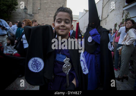 Sevilla, Spagna. Xiii Apr, 2014. Un giovane ''nazareno" della Fratellanza chiamato ''San Bernardo'' durante la sua sfilata alla Cattedrale il Mercoledì Santo. Siviglia, Spagna, 16 aprile, 2014.Foto: Daniel Gonzalez Acuna/NurPhoto © Daniel Gonzalez Acuna/NurPhoto/ZUMAPRESS.com/Alamy Live News Foto Stock