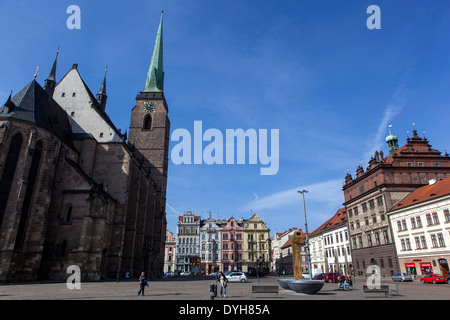 Plzen, Pilsen, Piazza della Repubblica e Cattedrale di San Bartolomeo, città medievale, West Bohemia Repubblica Ceca Foto Stock