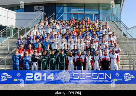 Northampton, Regno Unito. Xviii Apr, 2014. La Comunità europea Le Mans Series piloti si radunano per una foto di gruppo sui gradini del Silverstone Wing in Round 1 del 2014 FIA World Endurance Championship dal circuito di Silverstone. Credito: Azione Sport Plus/Alamy Live News Foto Stock