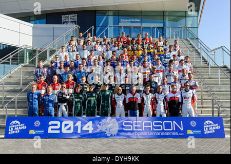 Northampton, Regno Unito. Xviii Apr, 2014. La Comunità europea Le Mans Series piloti si radunano per una foto di gruppo sui gradini del Silverstone Wing in Round 1 del 2014 FIA World Endurance Championship dal circuito di Silverstone. Credito: Azione Sport Plus/Alamy Live News Foto Stock