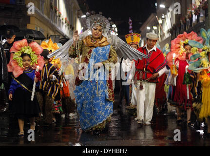 Quito, Ecuador. Xvii Apr, 2014. Residenti partecipare alla processione delle luci di Quito, capitale dell'Ecuador, il 17 aprile 2014. La processione delle luci passa attraverso molte strade del centro storico di Quito, e consiste in una passeggiata notturna con le rappresentazioni delle vergini e di santi che sono parte della Settimana Santa, secondo la stampa locale. Credito: Santiago Armas/Xinhua/Alamy Live News Foto Stock