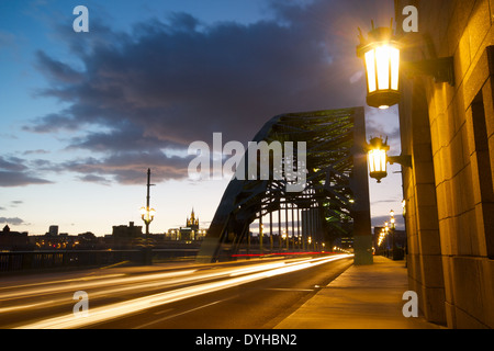 Traffico sentieri di luce in movimento tramite il Tyne Bridge tra Newcastle e Gateshead, Tyne and Wear Foto Stock