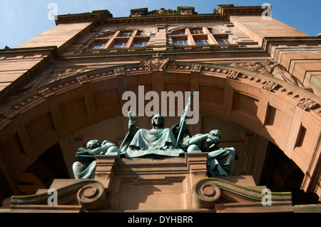 Bassa angolazione di ingresso al Kelvingrove Art Gallery and Museum di Glasgow Foto Stock