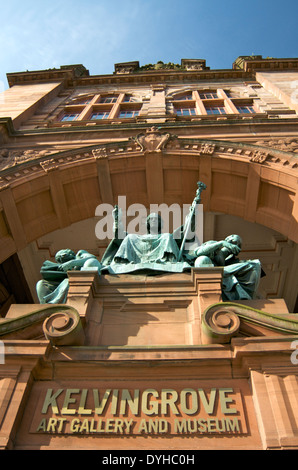 Bassa angolazione di ingresso al Kelvingrove Art Gallery and Museum di Glasgow Foto Stock