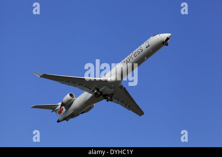 Bombardier CRJ705 C-FJJZ Air Canada Express decolla da Aeroporto Internazionale di Ottawa YOW Canada, luglio 23, 2013 Foto Stock