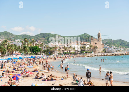 Sitges, Spagna - 21 settembre: belle spiagge di Sitges sullo sfondo la chiesa di Sant Bartomeu & Santa Tecla. Foto Stock