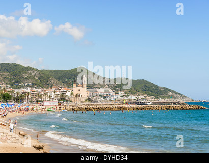 Sitges, Spagna - 21 settembre: belle spiagge di Sitges sullo sfondo la chiesa di Sant Bartomeu & Santa Tecla. Foto Stock