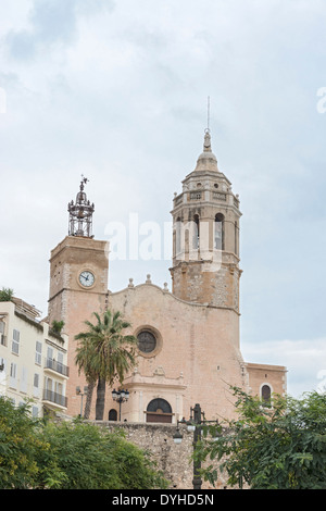 Sitges, Spagna la Església de Sant Bartomeu mi Santa Tecla chiesa risale al xvii secolo. Foto Stock