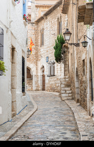 Old Stone Street a Sitges, Catalogna, Spagna, nei pressi di Barcellona Foto Stock