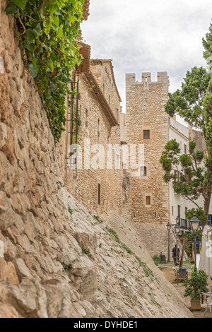 Sitges, Spagna - 28 Settembre 2013: vista in vecchie case medievali a Sitges, Spagna Foto Stock