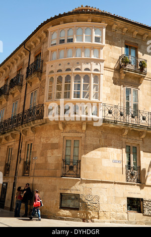 Architettura storica sull'angolo di Rúa Mayor e Plaza de Anaya, Salamanca, Castilla y León, Spagna. Foto Stock