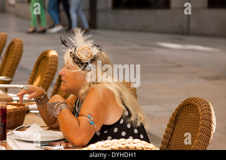 Un impressionante e donna bionda in profonda conversazione, mentre a ristoranti nel centro della città di Salamanca, Castilla y León, Spagna. Foto Stock