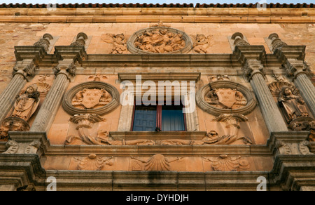 La facciata del Collegio dell'Arcivescovo di Fonseca (XVI secolo), nella storica città di Salamanca, Castilla y Leon, Spagna. Foto Stock