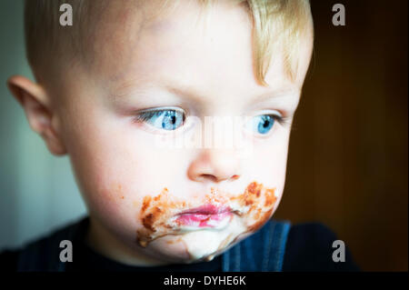 Basildon, Essex. Il 18 aprile 2014. Un bimbo di 2 anni inizia a sente leggermente malati dopo aver mangiato il suo cioccolato di Pasqua trattare. Fotografo: Gordon Scammell/Alamy Live News Foto Stock