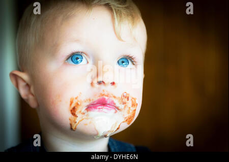 Basildon, Essex. Il 18 aprile 2014. Un bimbo di 2 anni si sente leggermente malati dopo aver mangiato il suo cioccolato di Pasqua trattare. Fotografo: Gordon Scammell/Alamy Live News Foto Stock