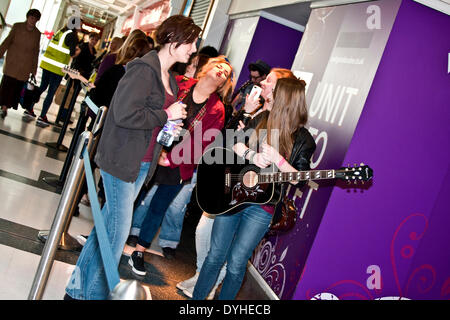 Dundee, Scotland, Regno Unito. 18 Aprile, 2014. X Factor Auditions Wellgate Shopping Center. Questo è Mobile Audition Tour su un arrivato primo servito. Questo anno X Factor auditions verrà in visita a un massiccio 43 paesi e città di tutto il paese. Rebecca Ferguson si unisce a Simon Cowell & Cheryl Cole sono sulla caccia per la prossima superstar pop. Credito: Dundee fotografico / Alamy Live News Foto Stock