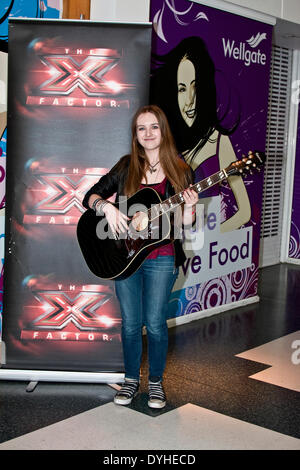 Dundee, Scotland, Regno Unito. 18 Aprile, 2014. X Factor Auditions Wellgate Shopping Center. Questo è Mobile Audition Tour su un arrivato primo servito. Questo anno X Factor auditions verrà in visita a un massiccio 43 paesi e città di tutto il paese. Rebecca Ferguson si unisce a Simon Cowell & Cheryl Cole sono sulla caccia per la prossima superstar pop. Credito: Dundee fotografico / Alamy Live News Foto Stock