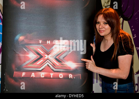 Dundee, Scotland, Regno Unito. 18 Aprile, 2014. X Factor Auditions Wellgate Shopping Center. Questo è Mobile Audition Tour su un arrivato primo servito. Questo anno X Factor auditions verrà in visita a un massiccio 43 paesi e città di tutto il paese. Rebecca Ferguson si unisce a Simon Cowell & Cheryl Cole sono sulla caccia per la prossima superstar pop. Credito: Dundee fotografico / Alamy Live News Foto Stock